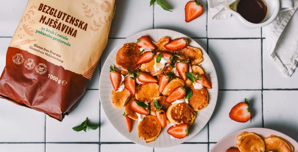 Mini-Pfannkuchen mit Erdbeeren
