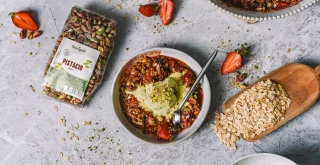 Schneller Erdbeer-Crumble mit Haferflocken: klassisches Sommerrezept!