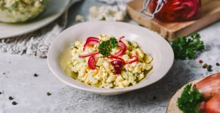 Blumenkohlsalat mit cremigem Dressing – Low-Carb & voller Geschmack!