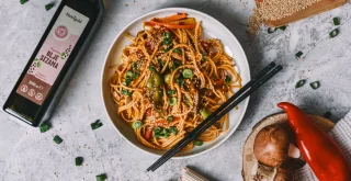 Stir-Fry mit Gemüse und Nudeln – knackig, proteinreich & in 30 Minuten fertig!