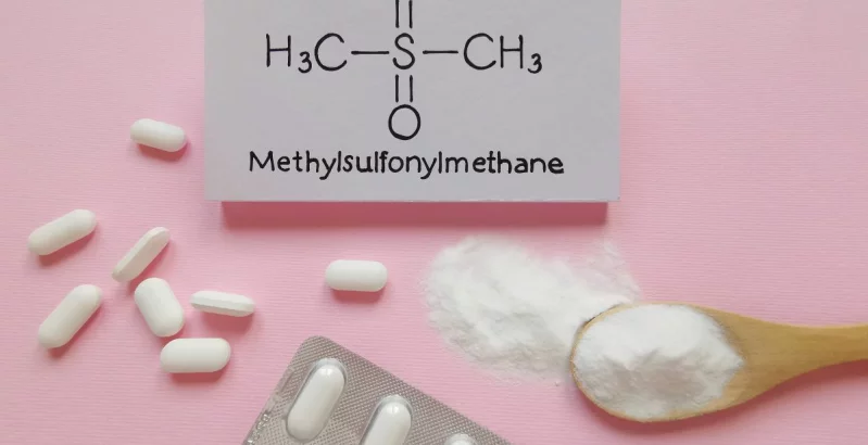 Tabletten in loser Schüttung auf rosa Hintergrund