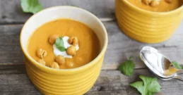 Kichererbsensuppe in einer kleinen Gelben Schüssel