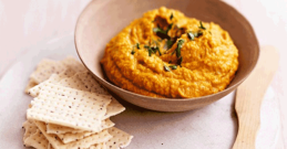 Hummus aus Kürbis in einer Schale