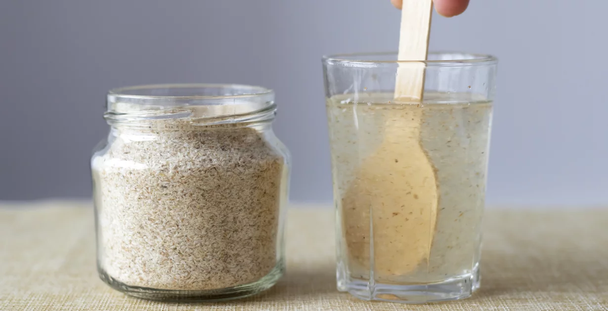 Darmreinigung mit Flohsamenschalen & Joghurt Natürliche Darmreinigung mit Flohsamenschalen und Joghurt im Glas als Getränk