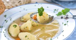 Suppe mit Knödel