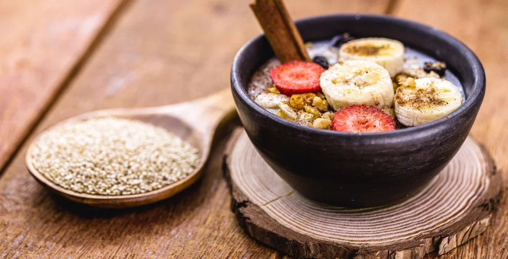 Quinoa-Bowl mit Früchten im Schälchen