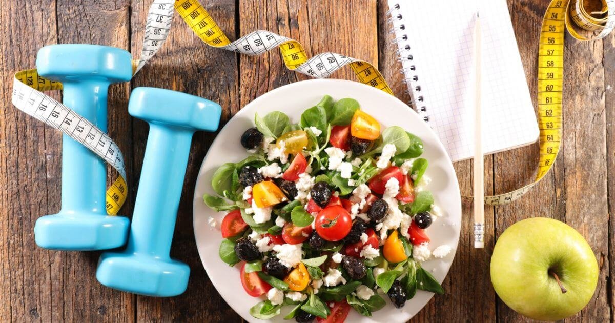 Auf dem Tisch: Salat und Gewichte