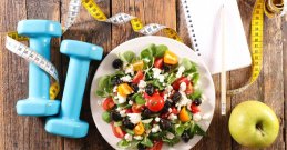 Auf dem Tisch: Salat und Gewichte