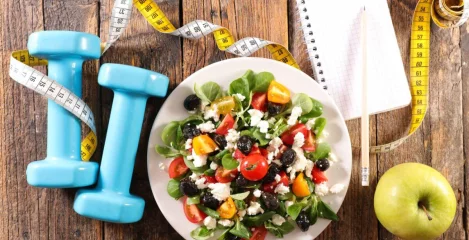 Auf dem Tisch: Salat und Gewichte