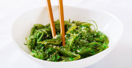 Wakame-Algen in einer weißen Schüssel.